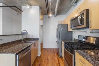 700 W Van Buren St, Unit #1307 in Chicago, IL - Building Photo - Building Photo