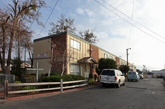 The Bee Apartments in Turlock, CA - Foto de edificio - Building Photo