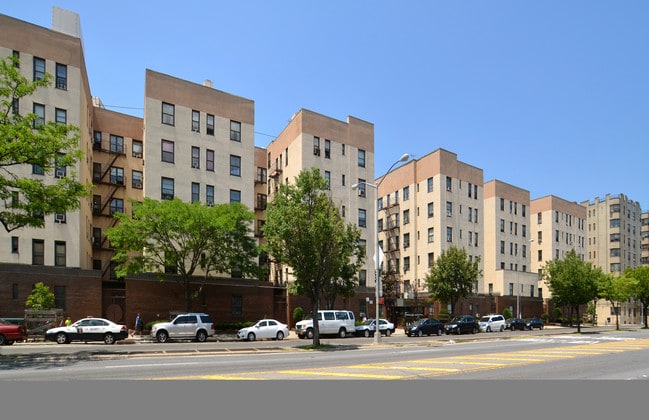 Roosevelt Gardens in Bronx, NY - Foto de edificio - Building Photo