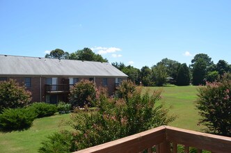 Colonial Point Apartments in Gloucester Point, VA - Foto de edificio - Building Photo