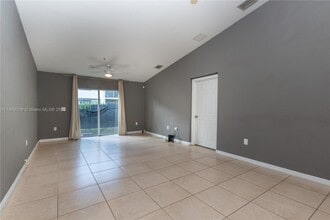 3944 SW 48th Ave in Pembroke Park, FL - Building Photo - Building Photo