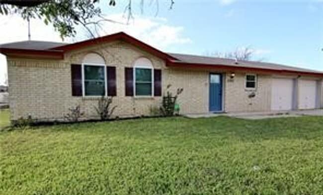property at 2303 Lago Trail