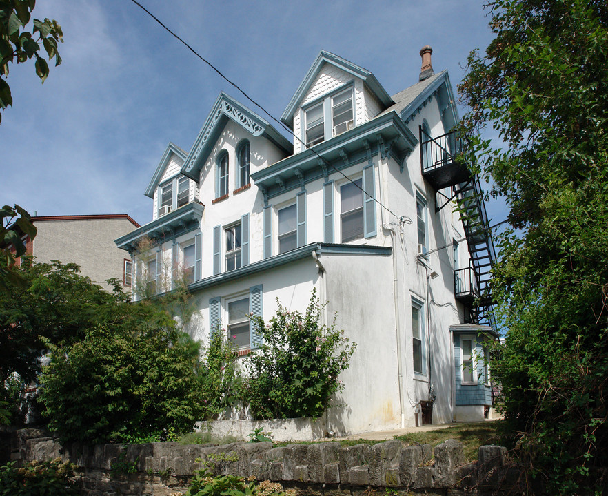 410 Spring Mill Ave in Conshohocken, PA - Foto de edificio