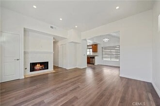 12411 Osborne St, Unit 106 in Los Angeles, CA - Foto de edificio - Building Photo