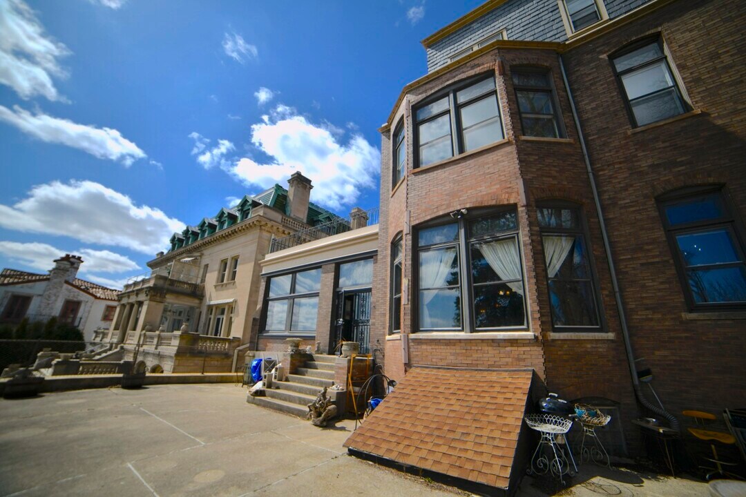2236 N Terrace Ave in Milwaukee, WI - Building Photo