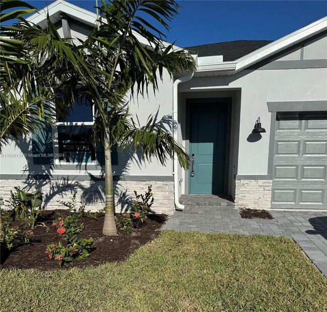 9008 Dahlia Cir in Port St. Lucie, FL - Foto de edificio - Building Photo