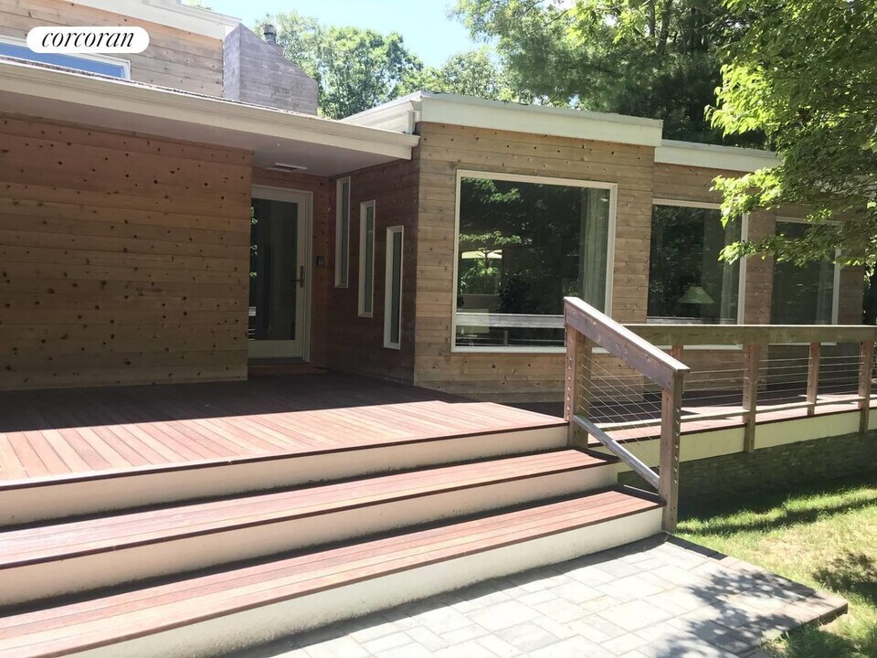 15 Augies Path in East Hampton, NY - Building Photo