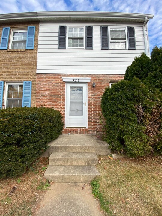 8205 Dunfield Ct in Severn, MD - Building Photo