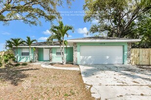 7216 14th Ave NW in Bradenton, FL - Building Photo