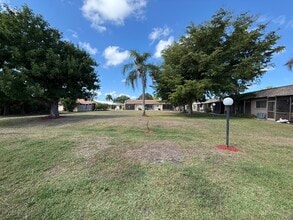 9311 Lennex Ln in Ft. Myers, FL - Foto de edificio - Building Photo
