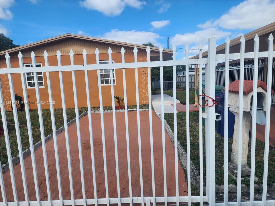 4447 NW 169th Terrace in Miami Gardens, FL - Building Photo