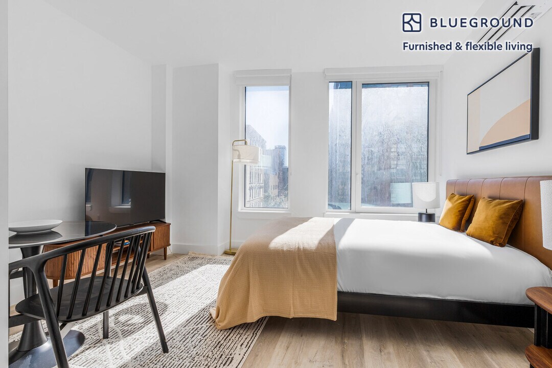 280 E Houston St in New York, NY - Building Photo