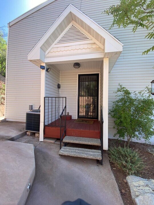 38 W 250 N in Saint George, UT - Building Photo