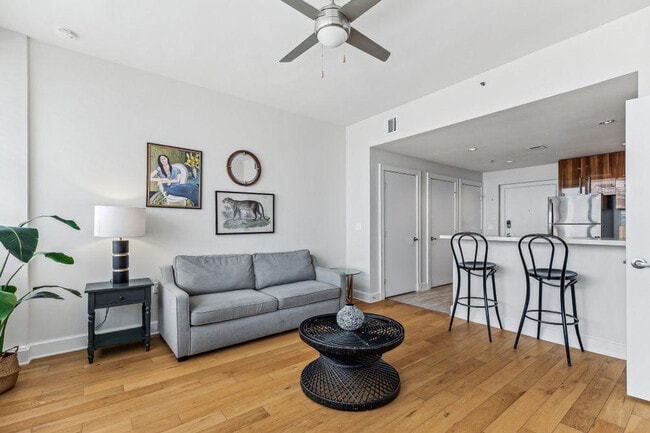 925 Common St in New Orleans, LA - Building Photo - Building Photo