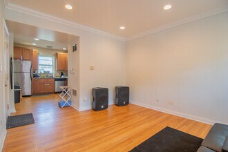 2750 N Kostner Ave in Chicago, IL - Building Photo - Building Photo