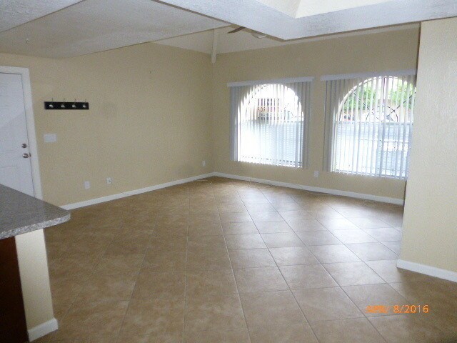 1211 N Miller Rd-Unit -UNIT 123 in Scottsdale, AZ - Building Photo - Building Photo