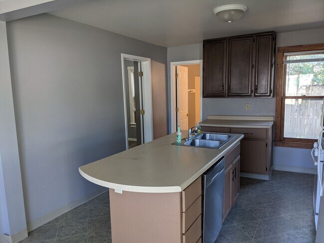 1823 16th St S-Unit -1825 in La crosse, WI - Building Photo - Building Photo