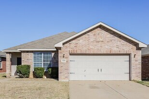 1104 Castle Springs Rd in Fort Worth, TX - Building Photo