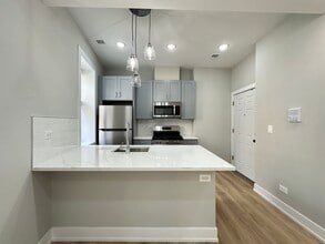 437 W Belden Ave, Unit J08W in Chicago, IL - Building Photo - Building Photo
