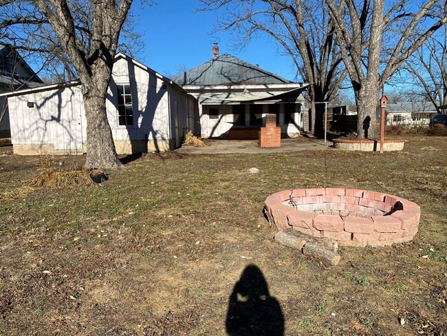 209 W Hackberry St in Fredericksburg, TX - Foto de edificio - Building Photo