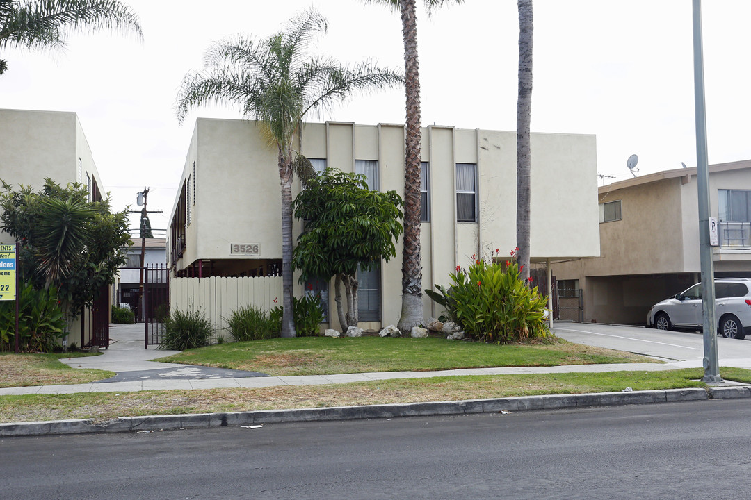 3526 Vinton Ave in Los Angeles, CA - Foto de edificio