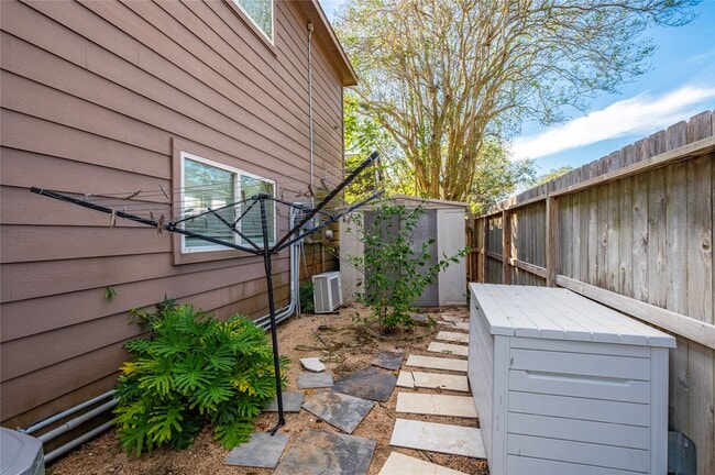 603 Chedworth Dr in Houston, TX - Foto de edificio - Building Photo