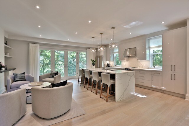 33 Bloor St E in Toronto, ON - Building Photo