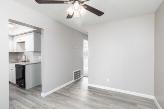 Village Square Townhomes in Cincinnati, OH - Building Photo - Interior Photo