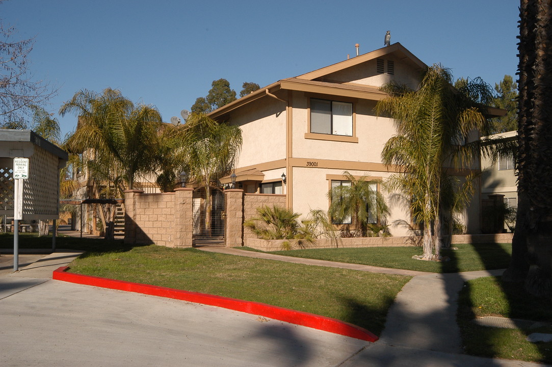 39001 Calle Hermosa in Murrieta, CA - Foto de edificio