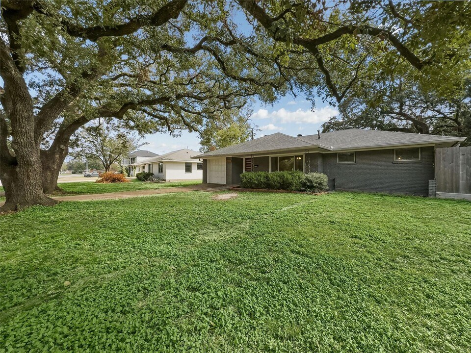4234 T C Jester Blvd in Houston, TX - Building Photo