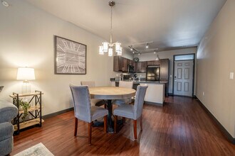 Township 28 in Springfield, MO - Foto de edificio - Building Photo