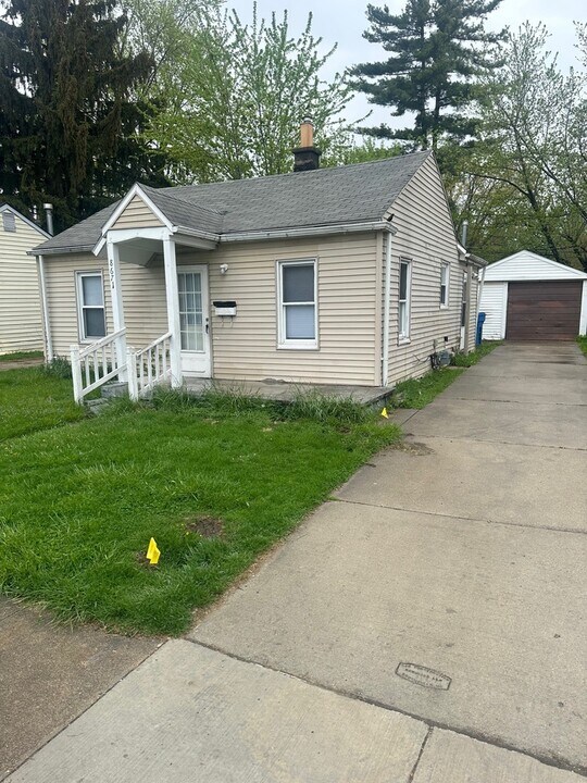 8671 Hudson Ave in Warren, MI - Building Photo