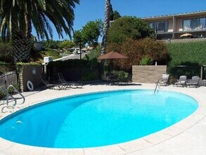 Ocean View Terrace Apartments in Oceanside, CA - Foto de edificio - Building Photo