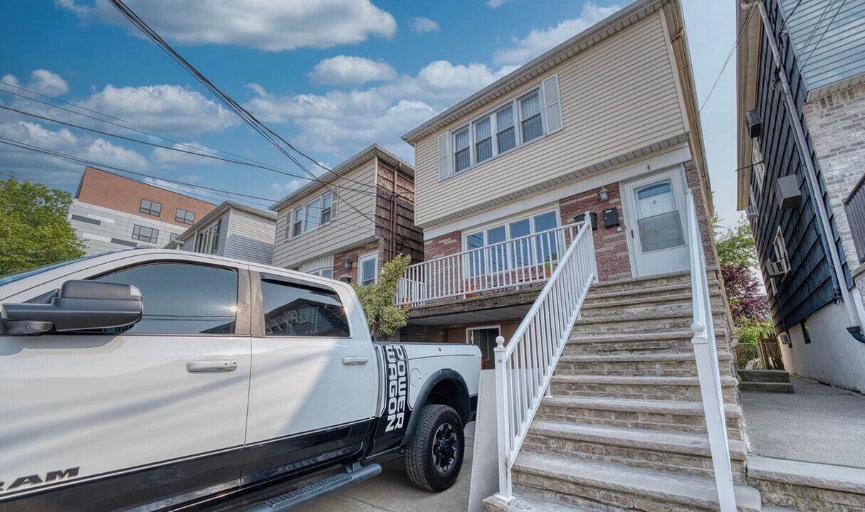 8 E 10th St in Bayonne, NJ - Building Photo