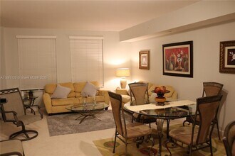 7355 SW 89th St in Miami, FL - Building Photo - Building Photo