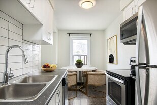 1602 Bathurst St in Toronto, ON - Building Photo