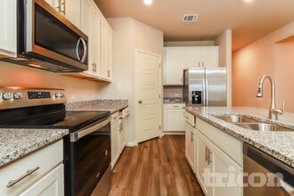 5532 Shasta Pl, Unit W107 in Saint Hedwig, TX - Foto de edificio - Building Photo