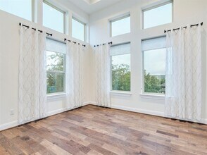 15704 San Solano Ct in Bee Cave, TX - Foto de edificio - Building Photo