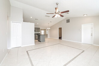 821 Del Prado Dr in Kissimmee, FL - Building Photo - Building Photo