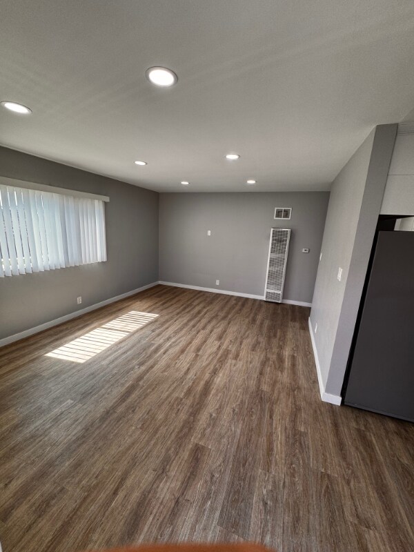 14711 Sylvan St in Los Angeles, CA - Building Photo - Building Photo