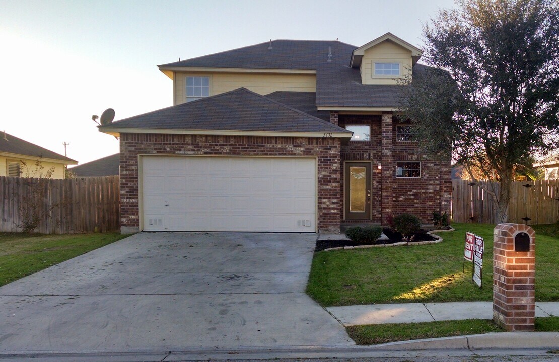 3432 Rob Roy St in Seguin, TX - Building Photo