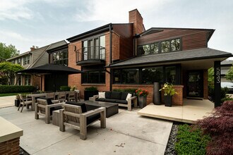 5843 N Maitland Ct in Whitefish Bay, WI - Building Photo - Building Photo