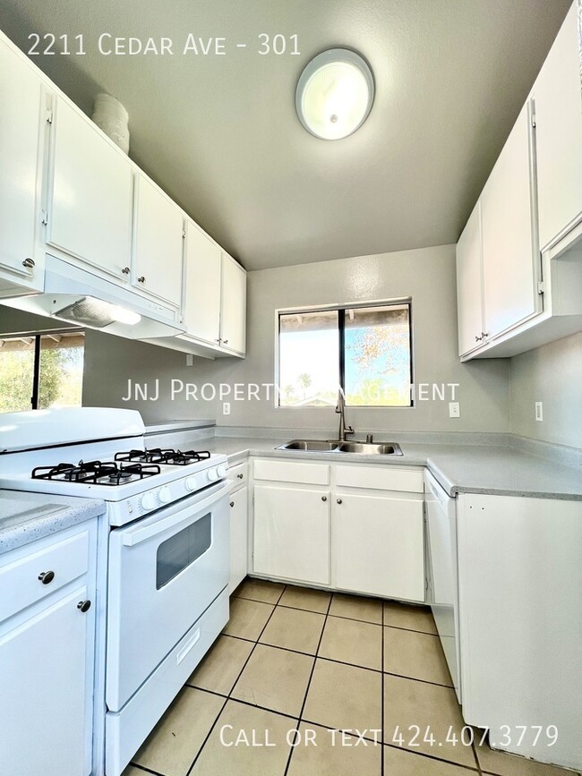 2211 Cedar Ave in Long Beach, CA - Building Photo - Building Photo