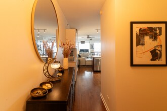 1212 N Wells St, Unit 1406 in Chicago, IL - Building Photo - Building Photo