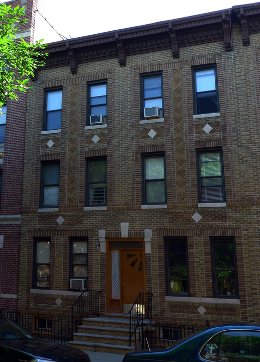 72-23 67th St in Flushing, NY - Foto de edificio