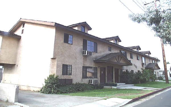 1721 Elliott Dr in Burbank, CA - Building Photo - Building Photo