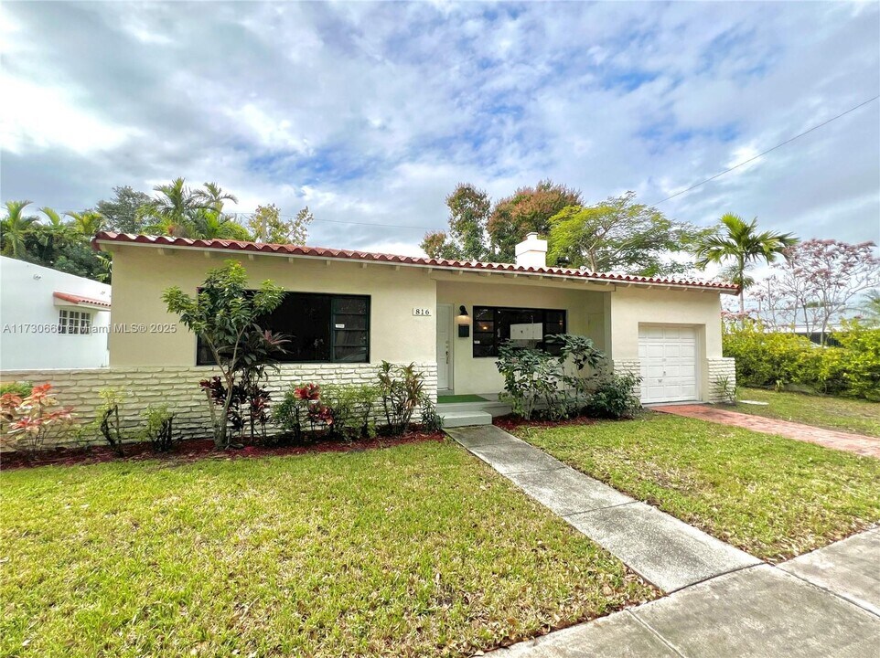 816 Lorca St in Miami, FL - Building Photo