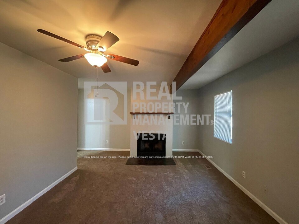 639 Maplewood Dr in Bonaire, GA - Building Photo