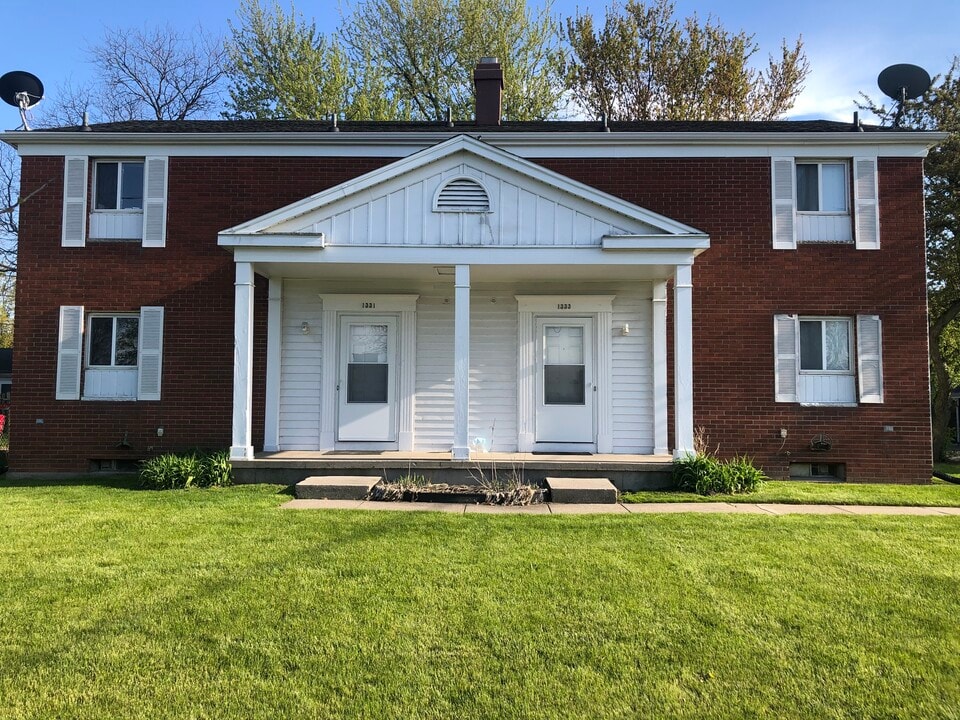 1333 W Lake Lansing Rd Photo