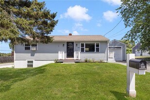 340 Old Mill Ln in Portsmouth, RI - Building Photo